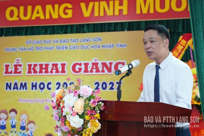 Lãnh đạo Trung tâm Hỗ trợ phát triển giáo dục hoà nhập tỉnh đọc diễn văn khai giảng năm học mới tại buổi lễ