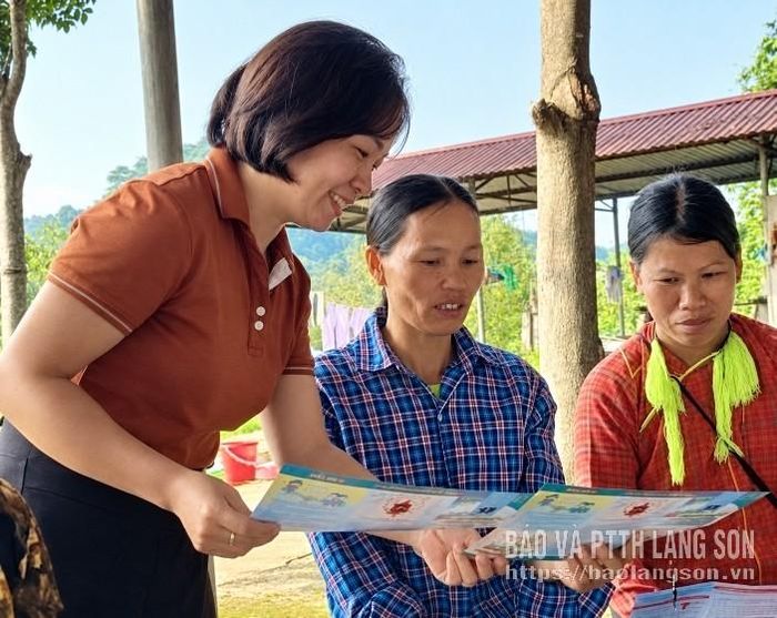 Viên chức Trạm Y tế xã Cao Lộc tuyên truyền cho người dân về chính sách dân số