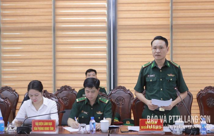 Lãnh đạo Ban Chỉ huy BĐBP tỉnh báo cáo các nội dung với đoàn