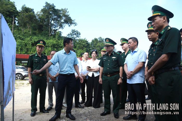 Lãnh đạo Ban Quản lý Khu Kinh tế cửa khẩu Đồng Đăng - Lạng Sơn báo cáo với đoàn về tình hình triển khai Đề án thí điểm xây dựng cửa khẩu thông minh tại đường chuyên dụng vận chuyển hàng hóa khu vực mốc 1088/2-1089
