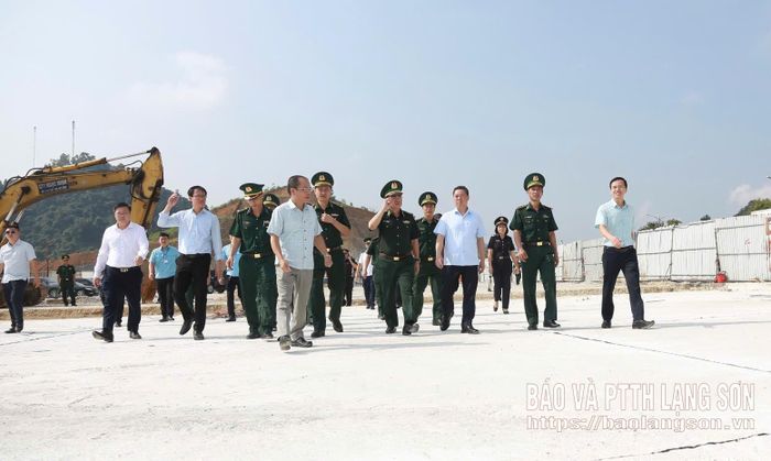 Đoàn khảo sát tại đường chuyên dụng vận chuyển hàng hóa khu vực mốc 1119-1120