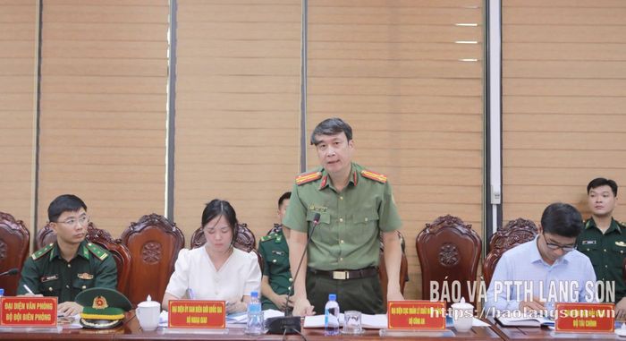 Đại diện Cục Quản lý xuất nhập cảnh, Bộ Công an phát biểu trao đổi các nội dung tại buổi làm việc