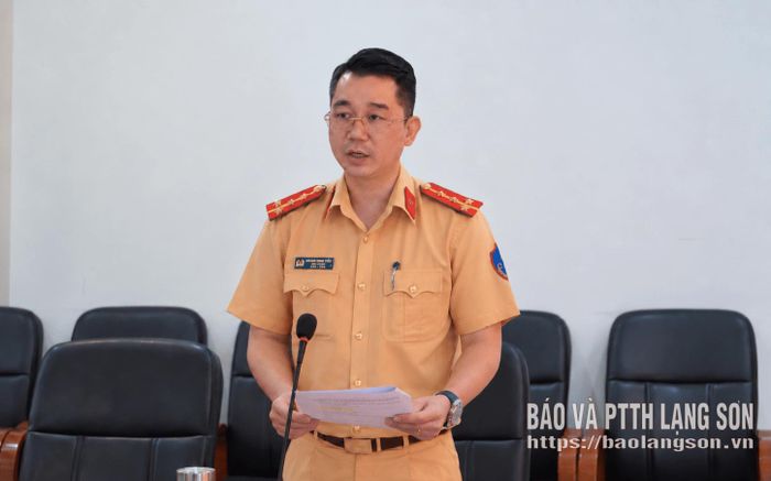 Lãnh đạo Đội CSGT số 2, Phòng CSGT trao đổi nội dung tập huấn