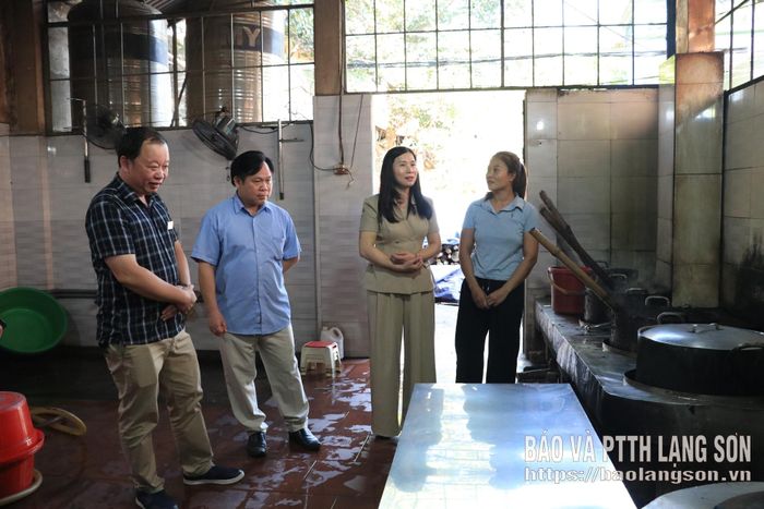 Đồng chí Trần Thanh Nhàn, Phó Chủ tịch UBND tỉnh khảo sát tại Hợp tác xã Thạch đen Hồng Nhung