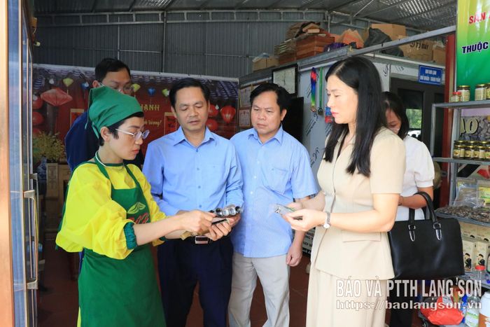 Đồng chí Trần Thanh Nhàn, Phó Chủ tịch UBND tỉnh khảo sát tại cơ sở sản xuất Thạch Chu Hạnh
