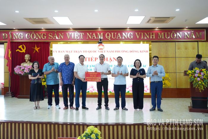 Đại diện khối 12, phường Đông Kinh trao kinh phí ủng hộ tại chương trình