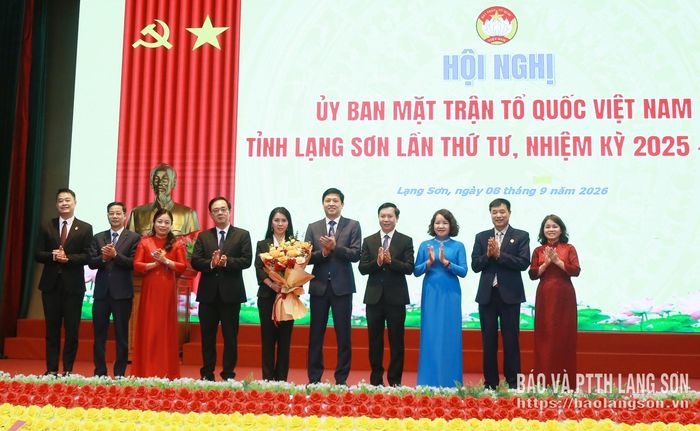 Các đồng chí trong Ban Thường trực Ủy ban MTTQ Việt Nam tỉnh tặng hoa đồng chí Đoàn Thu Hà