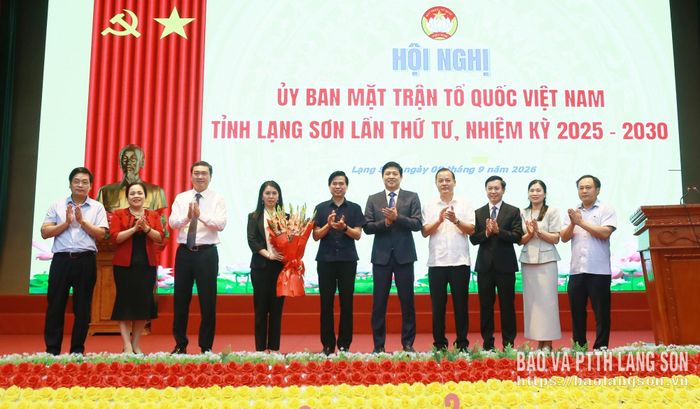 Các đồng chí lãnh đạo tỉnh tặng hoa đồng chí Đoàn Thu Hà
