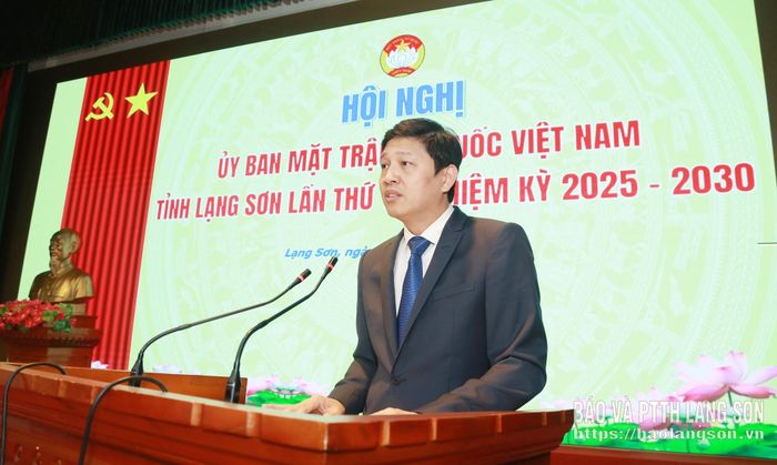Đồng chí Vũ Hoàng Anh, Phó Bí thư Tỉnh ủy, Chủ tịch Ủy ban MTTQ Việt Nam tỉnh phát biểu tại hội nghị