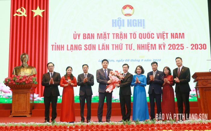 Các đồng chí trong Ban Thường trực Ủy ban MTTQ Việt Nam tỉnh tặng hoa chúc mừng đồng chí Vũ Hoàng Anh