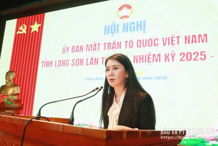 Đồng chí Đoàn Thu Hà, Phó Bí thư Tỉnh ủy, Trưởng Đoàn đại biểu Quốc hội tỉnh phát biểu tại hội nghị