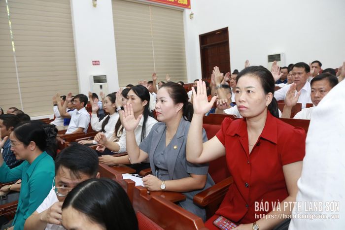 Các vị Ủy viên Ủy ban MTTQ Việt Nam tỉnh hiệp thương cử đồng chí Vũ Hoàng Anh, Phó Bí thư Tỉnh ủy giữ chức vụ Chủ tịch Ủy ban MTTQ Việt Nam tỉnh
