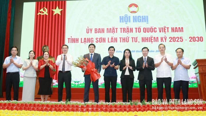 Các đồng chí lãnh đạo tỉnh tặng hoa chúc mừng đồng chí Vũ Hoàng Anh