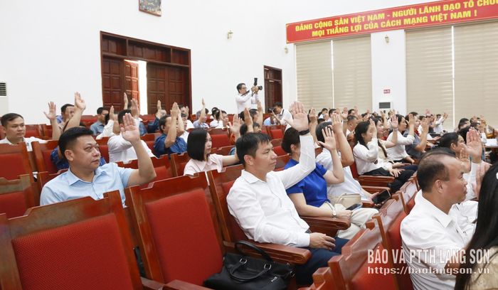 Các vị Ủy viên Ủy ban MTTQ Việt Nam tỉnh hiệp thương cử đồng chí Vũ Hoàng Anh, Phó Bí thư Tỉnh ủy giữ chức vụ Chủ tịch Ủy ban MTTQ Việt Nam tỉnh