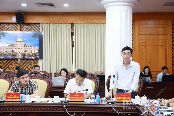 Lãnh đạo phường Lương Văn Tri báo cáo tình hình phát triển kinh tế - xã hội 8 tháng đầu năm, nhiệm vụ 4 tháng cuối năm 2026
