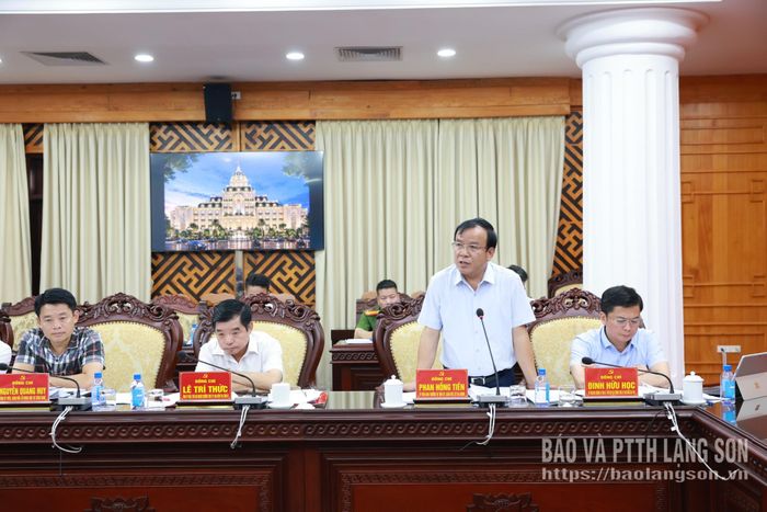 Đồng chí Phan Hồng Tiến, Ủy viên Ban Thường vụ Tỉnh ủy, Giám đốc Sở Tài chính phát biểu tại buổi làm việc
