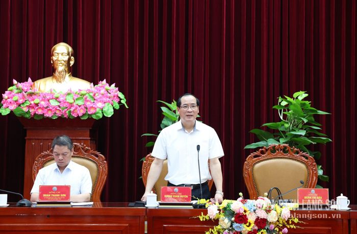 Đồng chí Dương Xuân Huyên, Ủy viên Ban Thường vụ Tỉnh ủy, Phó Chủ tịch Thường trực HĐND tỉnh phát biểu tại phiên chất vấn