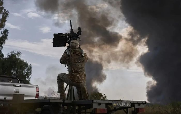 Một nhóm tác chiến cơ động của Ukraine khai hỏa vào chiếc máy bay không người lái Shahed (loại chạy bằng động cơ phản lực) đang lao tới trong một cuộc tấn công đường không của Nga vào ngày 27 tháng 8 năm 2026 tại Boryspil, vùng Kyiv, Ukraine. (Ảnh: Kostiantyn Liberov/Libkos/Getty Images)