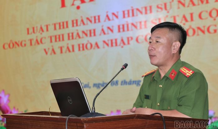 Đại diện lãnh đạo Công an tỉnh truyền đạt các nội dung tại hội nghị tập huấn.