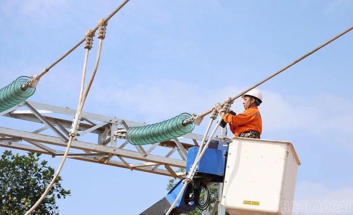 Kỹ sư kiểm tra các vị trí đấu nối, bảo đảm thiết bị đáp ứng yêu cầu kỹ thuật trước khi đưa vào vận hành.