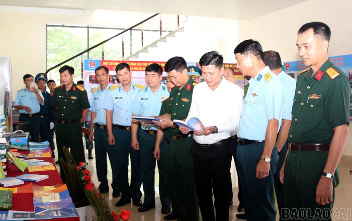 Đại biểu tham quan các gian trưng bày, tìm hiểu kiến thức pháp luật.