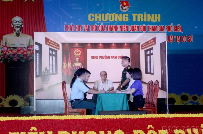 Nội dung tuyên truyền được sân khấu hóa qua tiểu phẩm “Đừng để tuổi trẻ lỗi hẹn với Tổ quốc”.