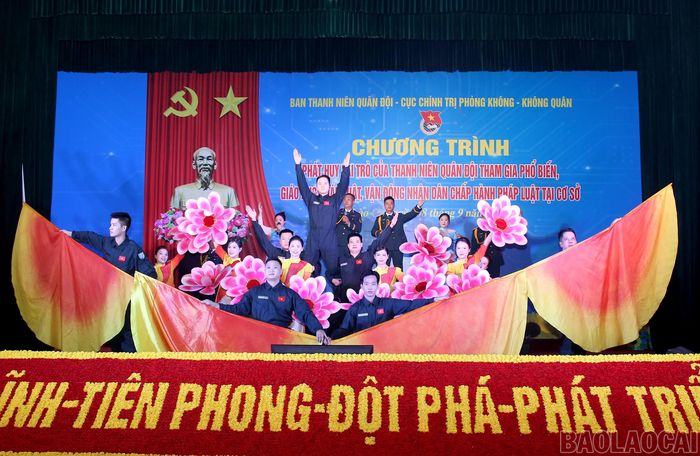 Chương trình nghệ thuật tại chương trình có nội dung ca ngợi Đảng, Bác Hồ kính yêu.