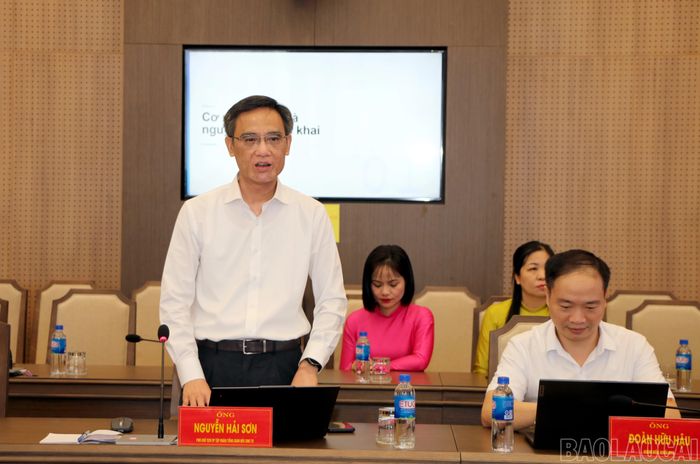 Đại diện Công ty Cổ phần Tập đoàn CMC trình bày nhiệm vụ, lộ trình và kế hoạch triển khai thí điểm chuyển đổi số trong xây dựng mô hình xã, phường xã hội chủ nghĩa tại phường Lào Cai và xã Trấn Yên.