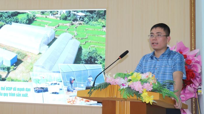 Giảng viên truyền đạt các nội dung tại hội nghị tập huấn.
