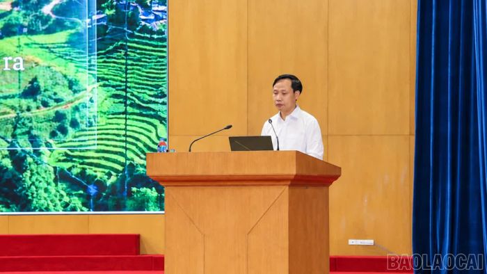 Đồng chí Phạm Trung Kiên - Bí thư Đảng ủy xã Lâm Thượng chia sẻ kinh nghiệm đưa AI vào thực hiện công việc.