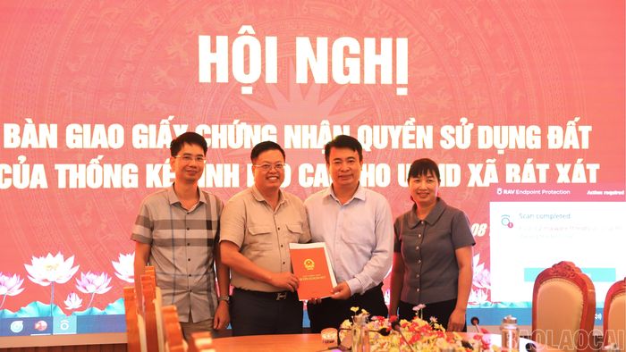 Thống kê tỉnh Lào Cai bàn giao Giấy chứng nhận quyền sử dụng đất và hồ sơ pháp lý liên quan cho UBND xã Bát Xát.