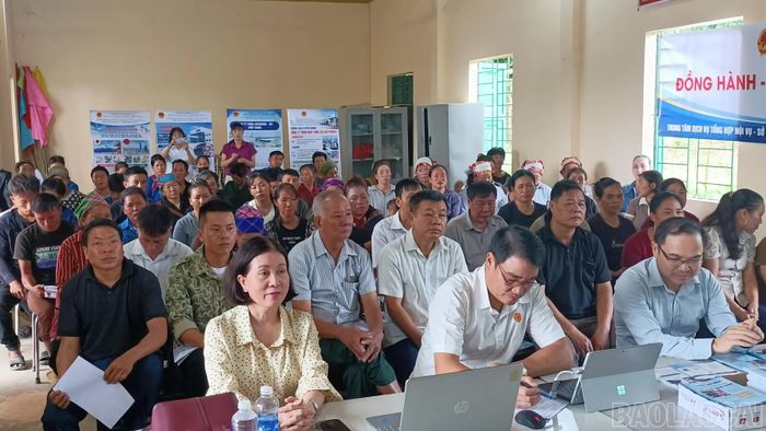 Đại biểu và người lao động tham dự phiên giao dịch việc làm.