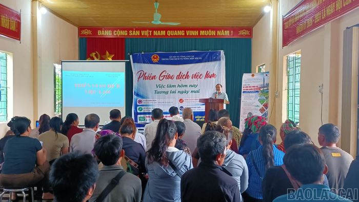 Quang cảnh phiên giao dịch việc làm.