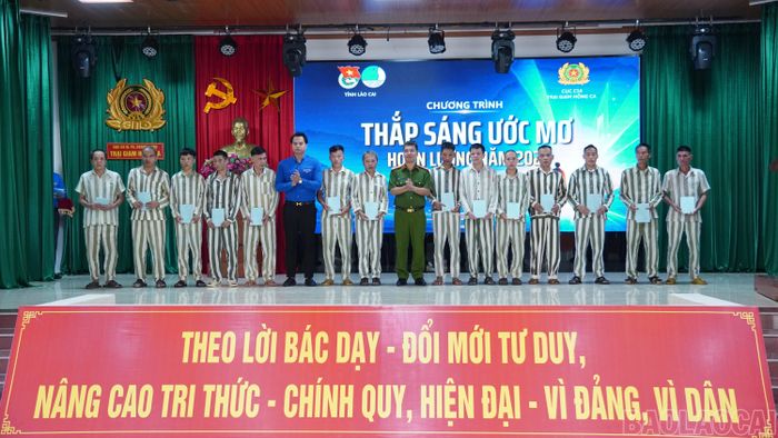 Đại tá Vũ Văn Sơn - Giám thị Trại giam Hồng Ca và đồng chí Hoàng Mạnh Linh - Phó Bí thư Tỉnh đoàn trao quà cho phạm nhân có thành tích cải tạo tốt.