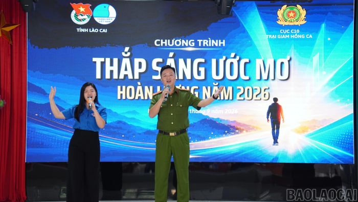 Các tiết mục văn nghệ do cán bộ trại giam, đoàn viên, thanh niên và phạm nhân biểu diễn tại chương trình.