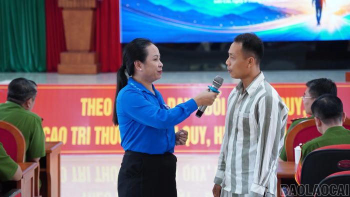 Chuyên gia tâm lý giáo dục trao đổi với phạm nhân tại chương trình.