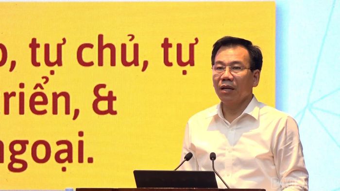 Đồng chí Dương Đức Huy - Ủy viên Ban Thường vụ, Trưởng Ban Tuyên giáo Tỉnh ủy truyền đạt nội dung tập huấn.