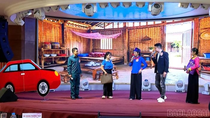 Phần thi chào hỏi được các đội đầu tư công phu, sáng tạo với nhiều hình thức phong phú.