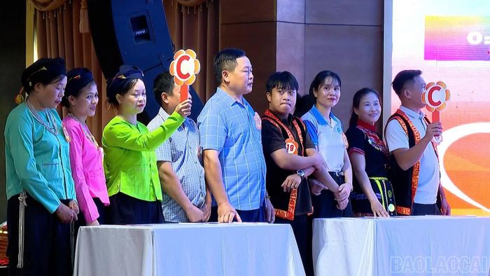 Các đội tranh tài ở phần thi tìm hiểu kiến thức.