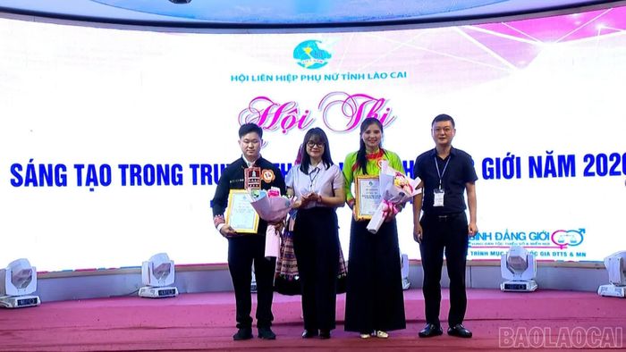 Ban tổ chức trao giải cho các đội thi.