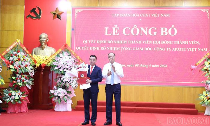 Ông Nguyễn Thanh Hà - Chủ tịch HĐTV Công ty TNHH MTV Apatit Việt Nam trao Quyết định bổ nhiệm ông Nguyễn Viết Hiến giữ chức Tổng Giám đốc Công ty.