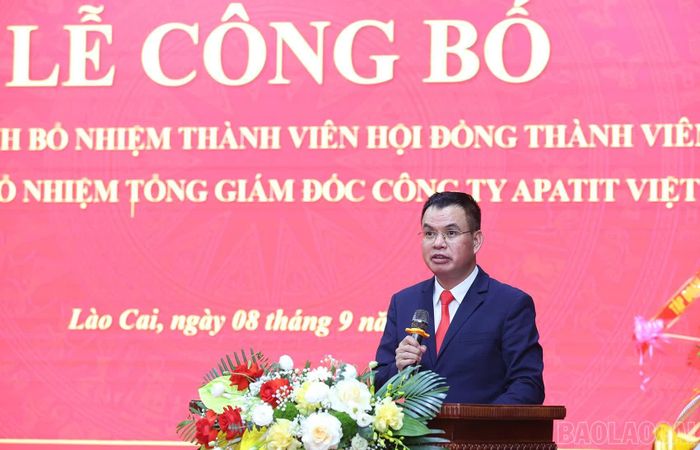 Ông Nguyễn Viết Hiến phát biểu nhận nhiệm vụ.