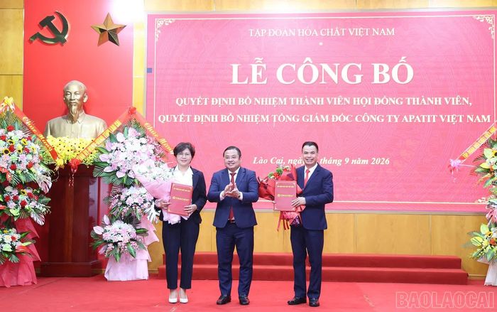 Đồng chí Phùng Quang Hiệp - Bí thư Đảng ủy, Chủ tịch Hội đồng thành viên Tập đoàn Hóa chất Việt Nam trao Quyết định bổ nhiệm Thành viên HĐTV Công ty TNHH MTV Apatit Việt Nam.
