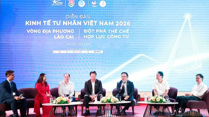 Doanh nghiệp tư nhân của tỉnh và đại diện các sở, ngành, chuyên gia tham gia đối thoại.