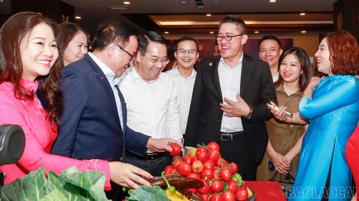 Đại biểu tham quan các gian trưng bày sản phẩm của doanh nghiệp trẻ tỉnh Lào Cai.