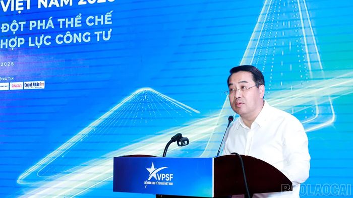 Đồng chí Nguyễn Tuấn Anh, Chủ tịch UBND tỉnh phát biểu tại diễn đàn.