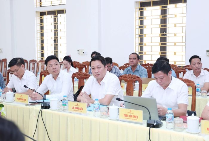 Đại biểu dự buổi làm việc.