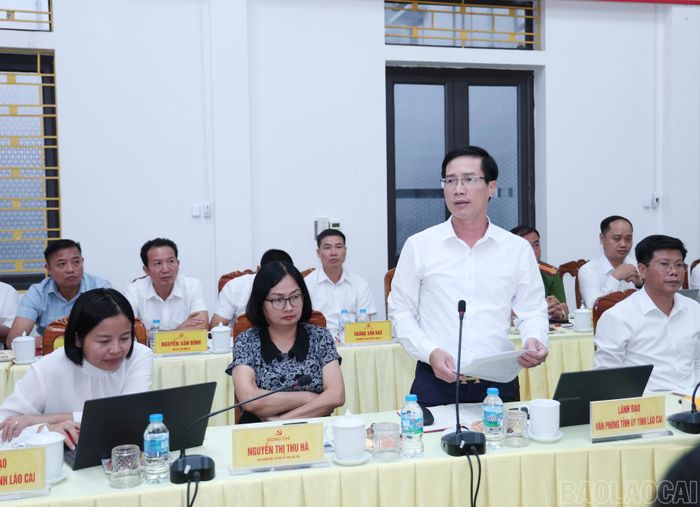 Lãnh đạo các sở, ngành, Văn phòng Tỉnh ủy phát biểu thảo luận tại buổi làm việc.
