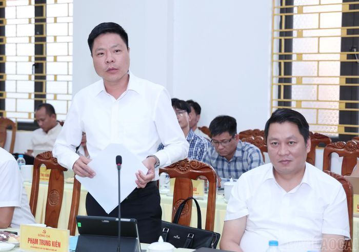 Bí thư Đảng ủy các xã phát biểu tại buổi làm việc.