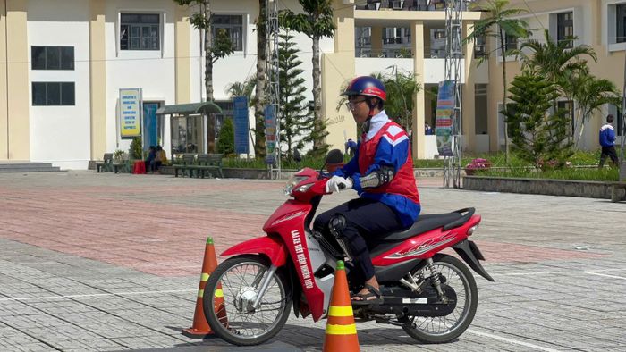 Học sinh Trường THPT Chuyên Bảo Lộc thực hành kỹ năng lái xe an toàn. Ảnh Lê Tiến